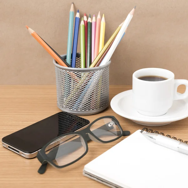 Lápis café, telefone, óculos, bloco de notas e coração e cor — Fotografia de Stock