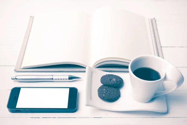 Xícara de café com biscoito, telefone com estilo vintage, caderno e caneta — Fotografia de Stock