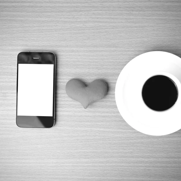 Чашка кави, телефон і серце — стокове фото