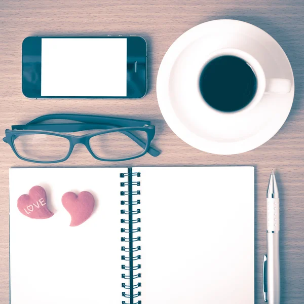 Кофе, телефон, очки, блокнот и сердце — стоковое фото