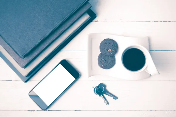 Koffiekopje met cookie, telefoon, stack van boek en sleutel vintage stijl — Stockfoto