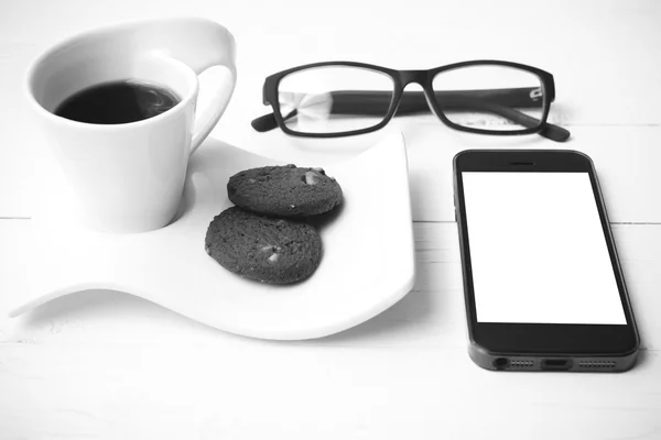 Xícara de café com biscoito, telefone e óculos colo preto e branco — Fotografia de Stock