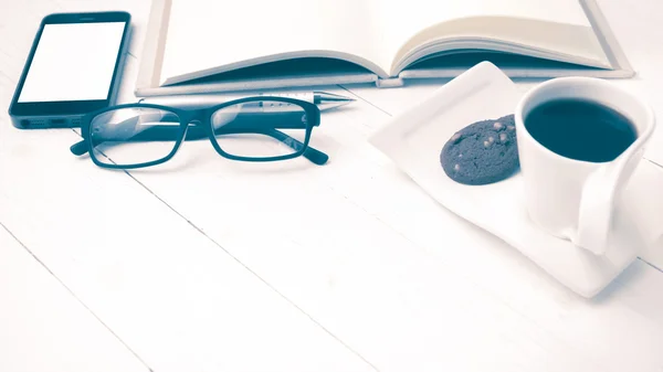 Φλιτζάνι καφέ με cookie, τηλέφωνο, σημειωματάριο και γυαλιά εκλεκτής ποιότητας sty — Φωτογραφία Αρχείου
