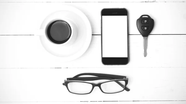 Kahve fincanı ile telefon, gözlük ve araba anahtar siyah beyaz co — Stok fotoğraf