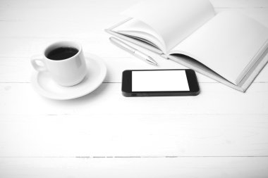 kahve fincanı telefon ve defter siyah ve beyaz renk ile