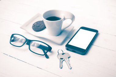 tanımlama bilgisi, telefon, gözlük ve anahtar vintage tarzı ile kahve fincanı