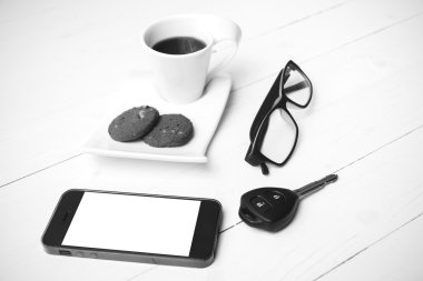 tanımlama bilgisi, telefon, gözlük ve araba anahtarı siyah ve wh ile kahve fincanı