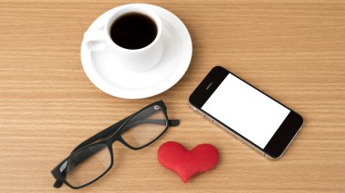 kahve, telefon, gözlük ve kalp
