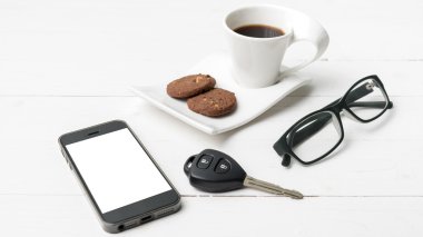kahve fincanı ile tanımlama bilgisi, telefon, gözlük ve araba anahtar