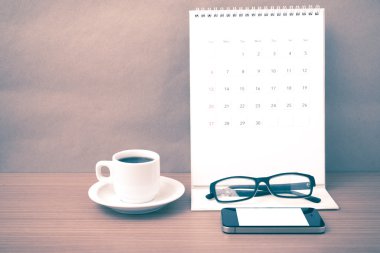 kahve, telefon, gözlük ve takvim