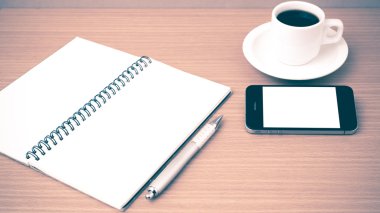 kahve fincanı ve telefon ve not defteri