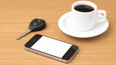 Kahve Kupası ve telefon ve araba anahtar