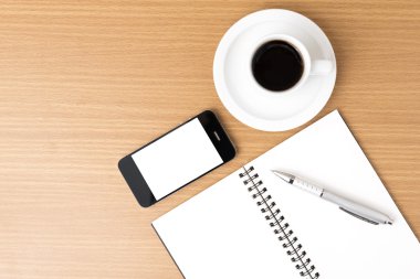 kahve fincanı ve telefon ve not defteri