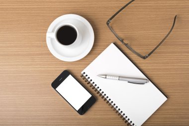 kahve, telefon, not defteri ve gözlük