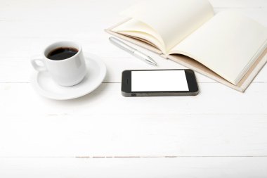 kahve fincanı ile telefon ve defter