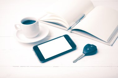 kahve fincanı ile telefon, araba anahtarı ve açık defter vintage tarzı