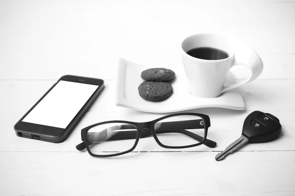 Tazza di caffè con biscotto, telefono, occhiali da vista e chiave auto nera e wh — Foto Stock