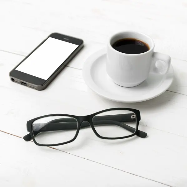Šálek kávy s telefonem a brýle — Stock fotografie