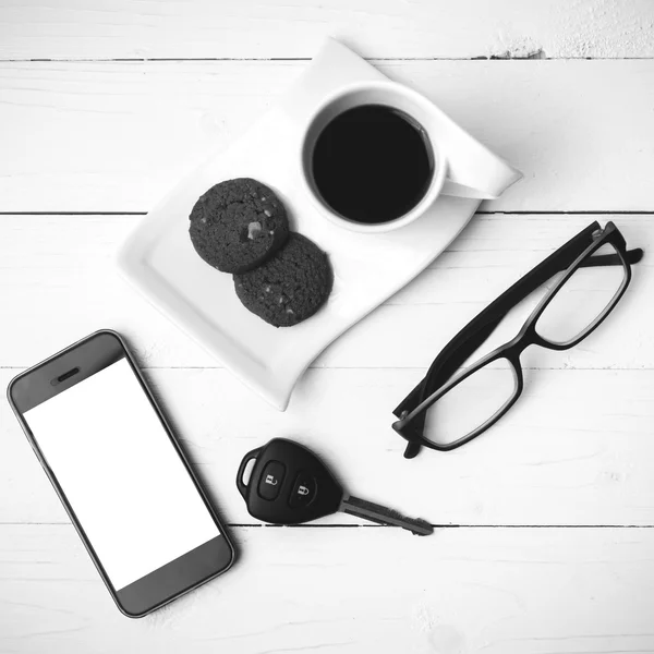 Xícara de café com biscoito, telefone, óculos e carro chave preta e wh — Fotografia de Stock