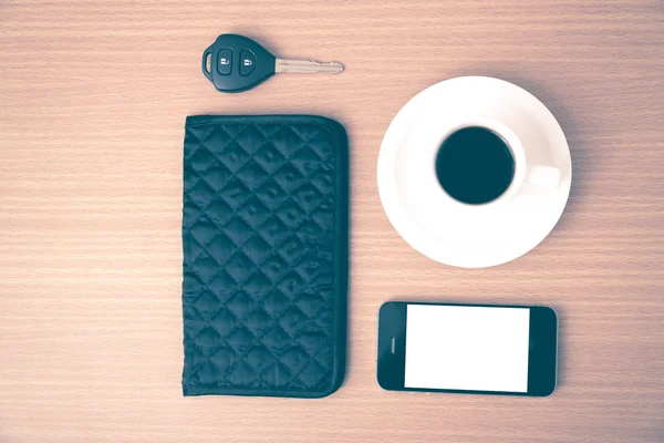 Taza de café con la llave del coche del teléfono y la cartera —  Fotos de Stock