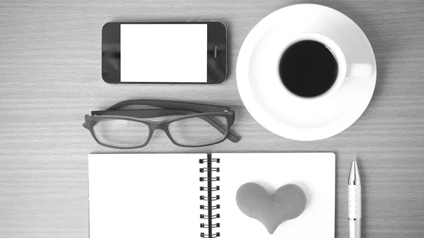 Caffè, telefono, occhiali, blocco note e cuore — Foto Stock