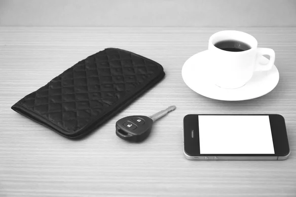 Taza de café con la llave del coche del teléfono y la cartera —  Fotos de Stock