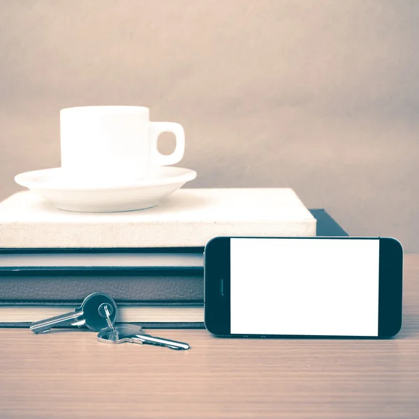 Kaffeetasse mit Telefonschlüssel und Stapel Buch — Stockfoto