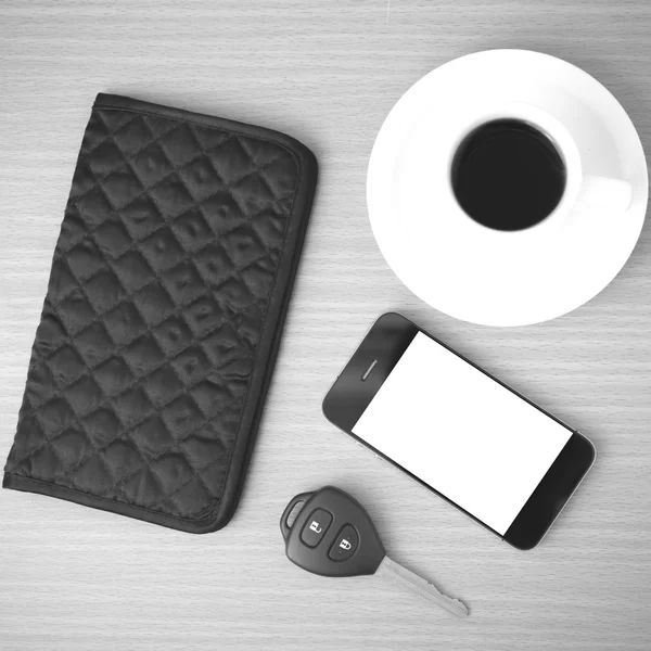 Taza de café con la llave del coche del teléfono y la cartera —  Fotos de Stock
