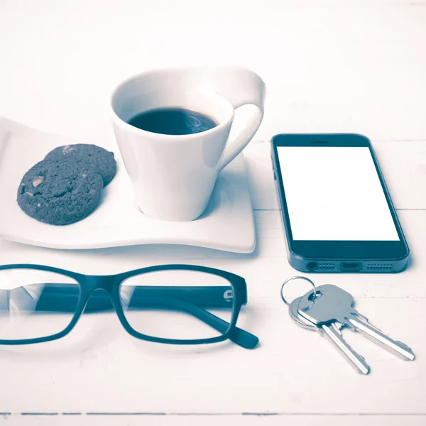 Taza de café con galletas, teléfono, anteojos y estilo vintage clave — Foto de Stock