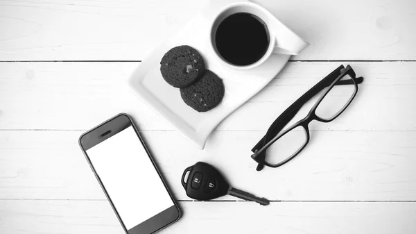 Coffee cup with cookie,phone,eyeglasses and car key black and wh — Stock Photo, Image