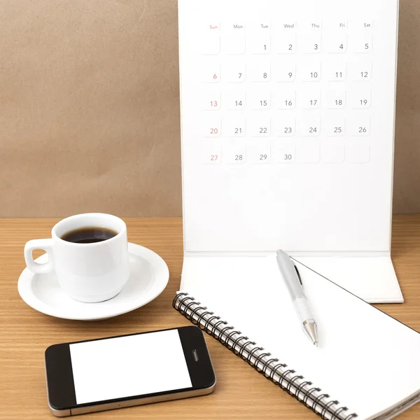 Café, telefone, bloco de notas e calendário — Fotografia de Stock