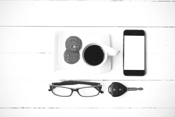 Coffee cup with cookie,phone,eyeglasses and car key black and wh — Stock Photo, Image