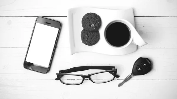 Taza de café con galletas, teléfono, anteojos y la llave del coche negro y wh — Foto de Stock