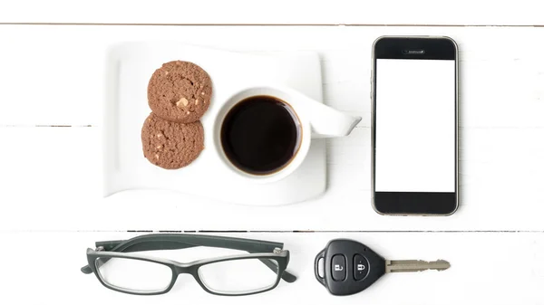 쿠키, 전화, 안경, 자동차 키와 커피 컵 — 스톡 사진