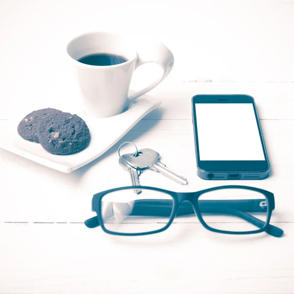 Tasse à café avec cookie, téléphone, lunettes et style vintage clé — Photo