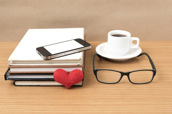 Ekspres do kawy, telefon, okulary, stos książek i serca — Zdjęcie stockowe