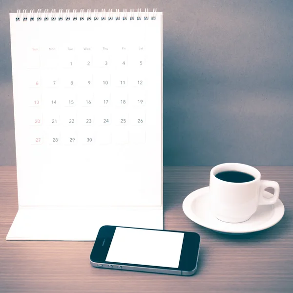 コーヒー カップと電話とカレンダー — ストック写真