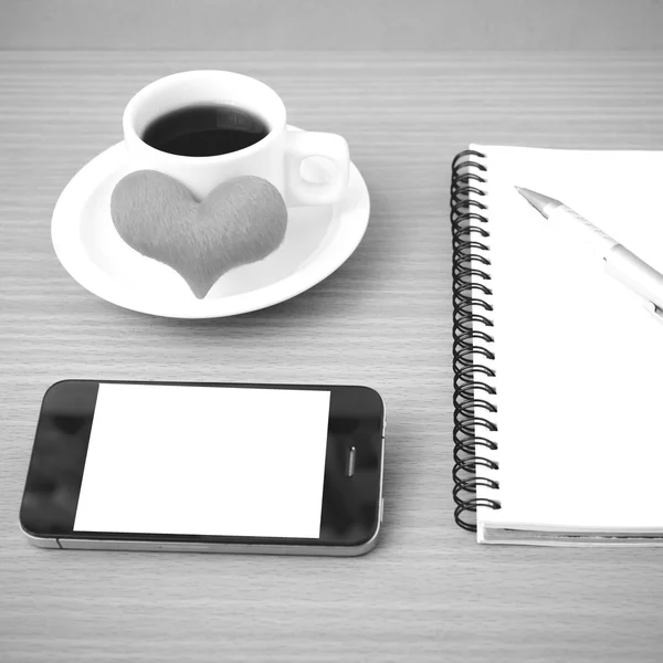 Caffè, telefono, blocco note e cuore — Foto Stock