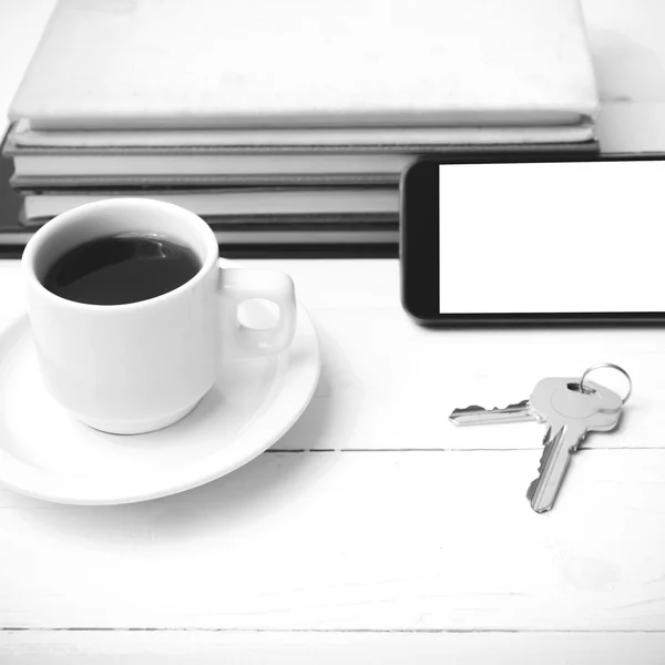 Taza de café con teléfono, llave y pila de libro negro y blanco colo —  Fotos de Stock