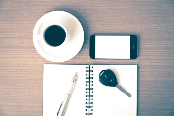 Tasse de café avec clé de voiture de téléphone et bloc-notes — Photo