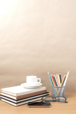 kahve, telefon, gözlük, kitap ve renk kalem yığını