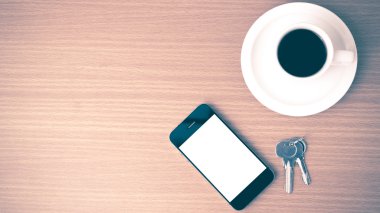 kahve fincanı ve telefon ve anahtar