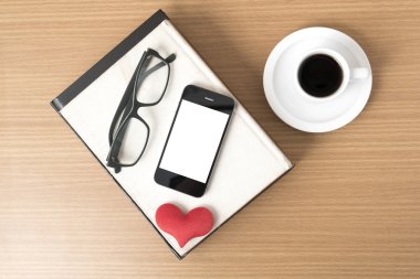 kahve, telefon, gözlük, kitap ve kalp yığını