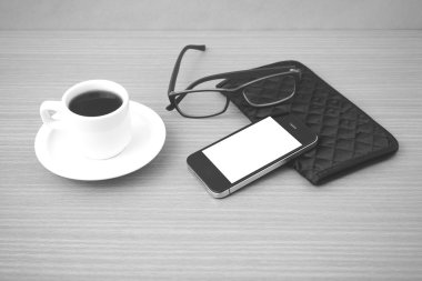 kahve, telefon, gözlük ve m-cüzdan