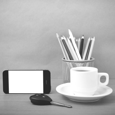 kahve, telefon, araba anahtarı ve kalem