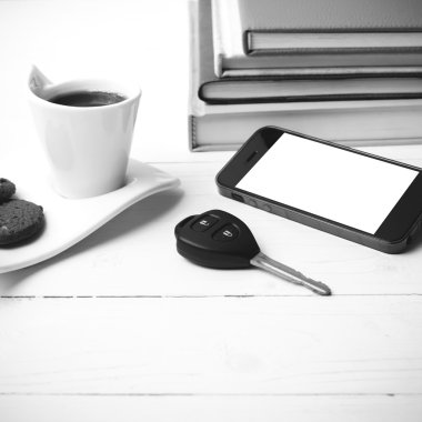 Kahve Kupası ile tanımlama bilgisi, telefon, araba anahtarı ve yığın kitap siyah ve 