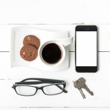 kahve fincanı ile tanımlama bilgisi, telefon, gözlük ve anahtar