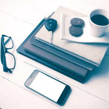 tanımlama bilgisi, telefon, kitap ve araba anahtar vintage s yığını ile kahve fincanı