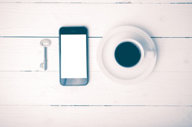 telefon ve anahtar vintage tarzı ile kahve fincanı