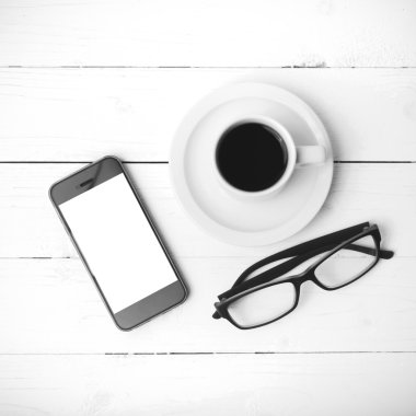 kahve fincanı telefon ve gözlük siyah ve beyaz renk ile